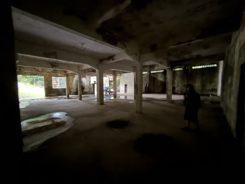 Galeria coberta com pilastras, piso molhado e aberturas para o pátio