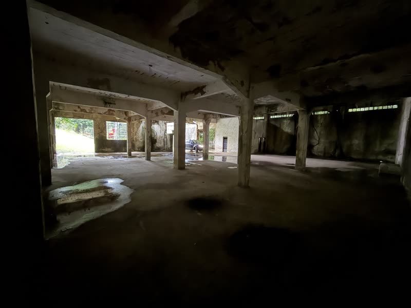 A mesma galeria vista do lado oposto, com saída de luz ao fundo