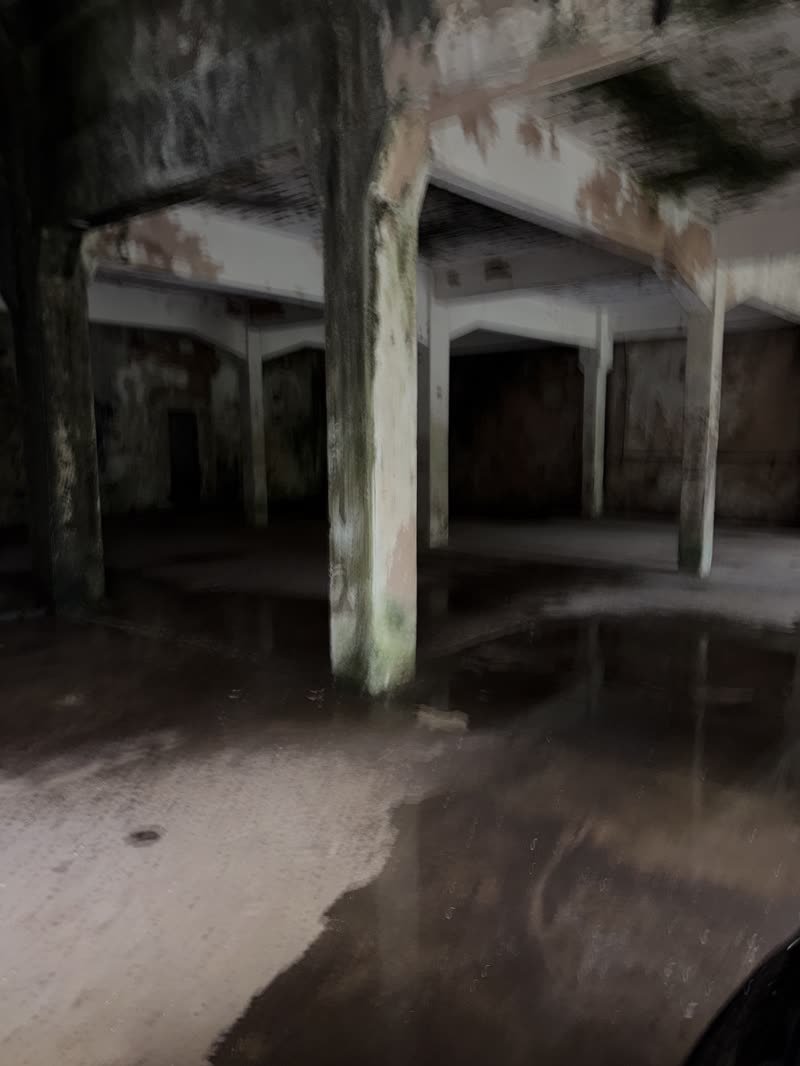 Passagem estreita entre paredes de concreto