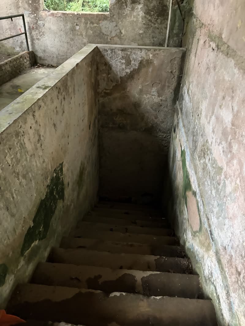 Escada de concreto descendo para o pavimento inferior